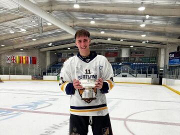 El joven jugador de hockey sobre hielo Gary Kelly