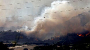 Medios a&eacute;reos trabajan en la extinci&oacute;n del incendio declarado este martes en la sierra de C&oacute;rdoba, a pocos kil&oacute;metros del n&uacute;cleo urbano