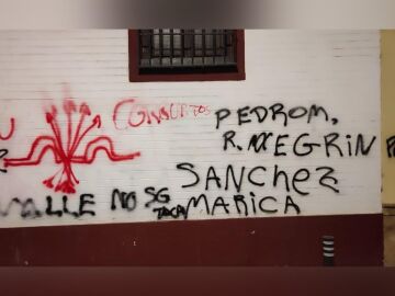 Pintadas fascistas en la sede del PSOE en Sevilla: llaman "marica" y "pedófilo" a Pedro Sánchez