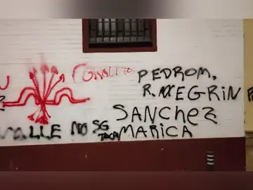 Pintadas fascistas en la sede del PSOE en Sevilla: llaman "marica" y "pedófilo" a Pedro Sánchez Pintadas fascistas en la sede del PSOE en Sevilla: llaman "marica" y "pedófilo" a Pedro Sánchez