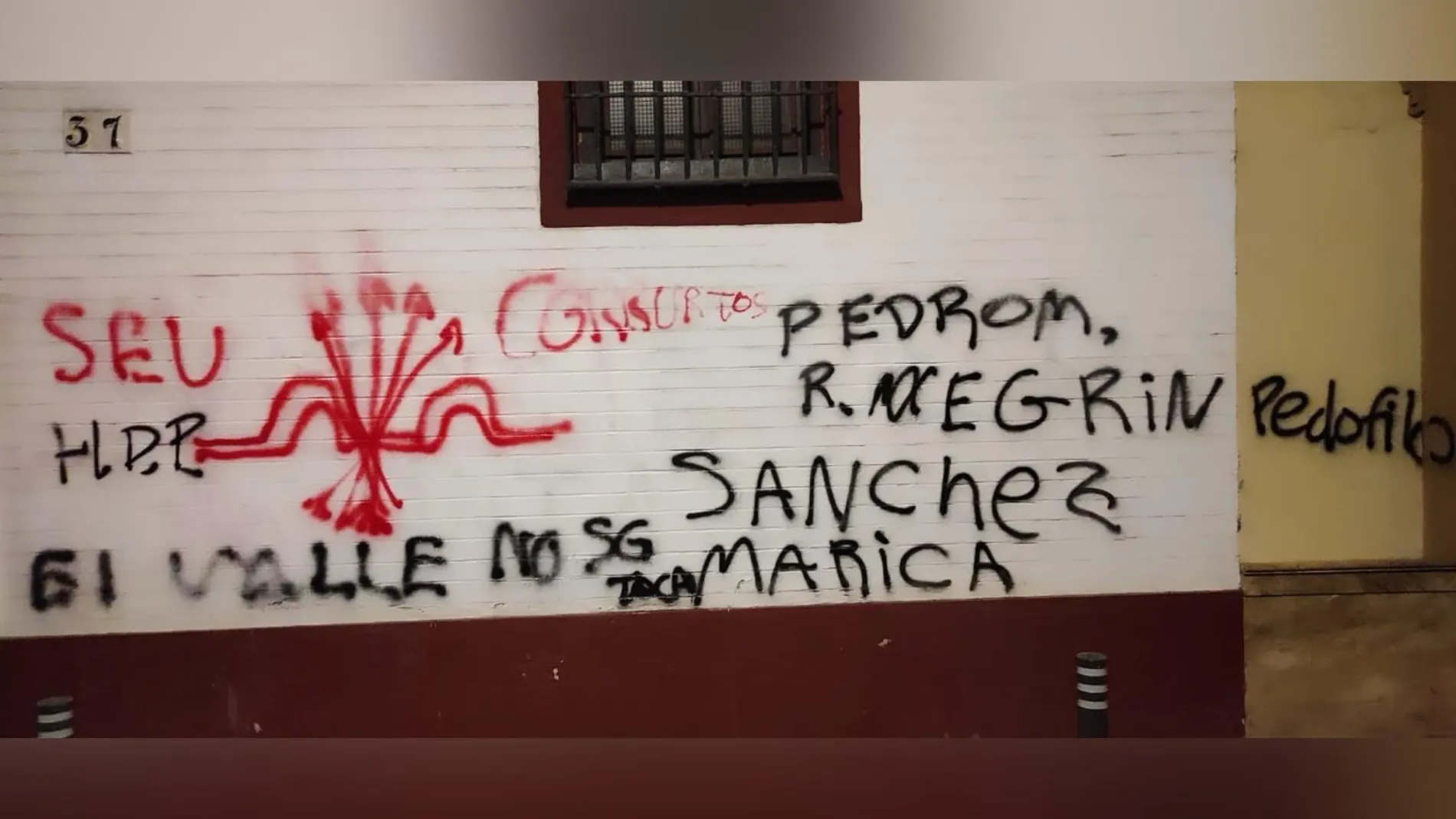 Pintadas fascistas en la sede del PSOE en Sevilla: llaman "marica" y "pedófilo" a Pedro Sánchez Pintadas fascistas en la sede del PSOE en Sevilla: llaman "marica" y "pedófilo" a Pedro Sánchez