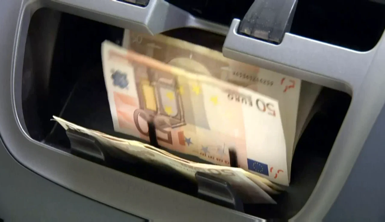 Un joven le roba más de 1.000 euros a un anciano a través del banco