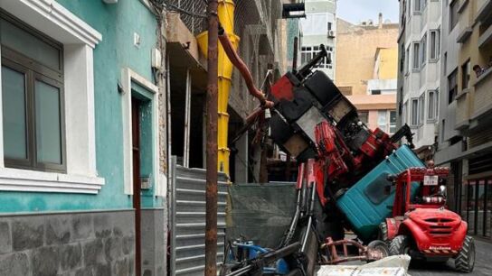 Cami&oacute;n gr&uacute;a volcado en Las Palmas de Gran Canaria