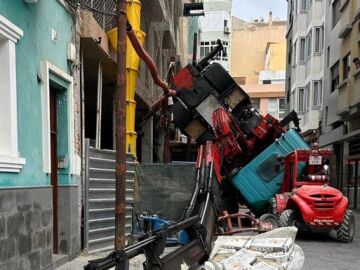 Camión grúa volcado en Las Palmas de Gran Canaria