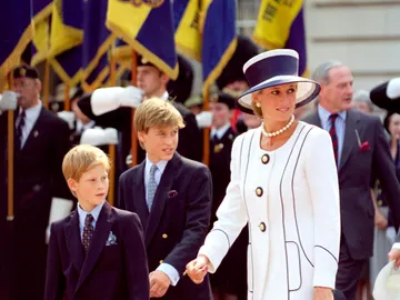 Los príncipes Harry y Guillermo con su madre, Diana de Gales, en 1990 Los príncipes Harry y Guillermo con su madre, Diana de Gales, en 1990