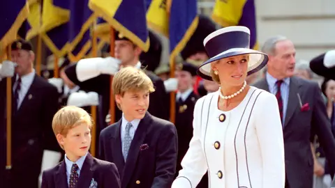 Los príncipes Harry y Guillermo con su madre, Diana de Gales, en 1990 Los príncipes Harry y Guillermo con su madre, Diana de Gales, en 1990