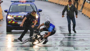 La Polic&iacute;a derribando al espont&aacute;neo