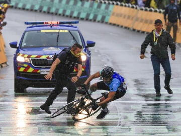 La Policía derribando al espontáneo