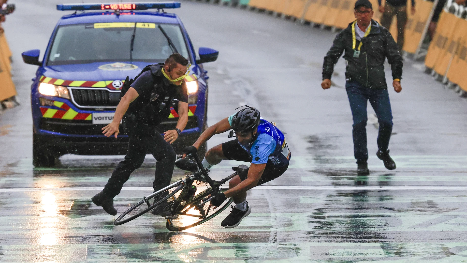 La Policía derribando al espontáneo La Policía derribando al espontáneo