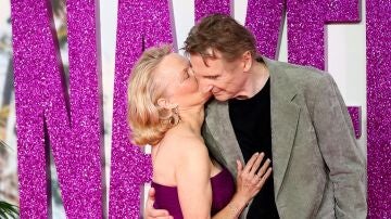 Pamela Anderson y Liam Neeson en la premiere en Londres de The Naked Gun