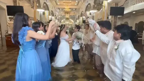 Boda inundada en Filipinas FILIPINAS