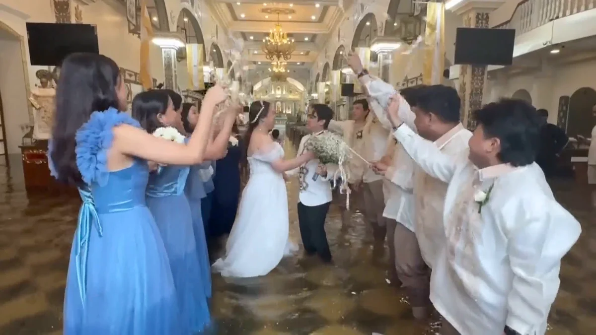 VÍDEO: "Sí, quiero"... ¡Aunque sea bajo el agua! Se casan en plena inundación tras el tifón en Filipinas