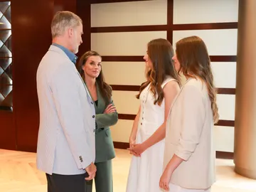 Los reyes Felipe y Letizia, junto a la princesa Leonor y la infanta Sofía en Barcelona Los reyes Felipe y Letizia, junto a la princesa Leonor y la infanta Sofía en Barcelona
