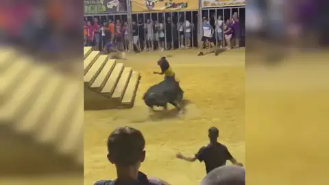 VÍDEO: las sobrecogedoras imágenes de la terrible cogida en las fiestas taurinas de Sagunt VÍDEO: las sobrecogedoras imágenes de la terrible cogida en las fiestas taurinas de Sagunt