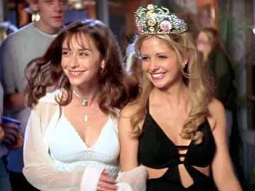 Jennifer Love Hewitt y Sarah Michelle Gellar en Sé lo que hicisteis el último verano Jennifer Love Hewitt y Sarah Michelle Gellar en Sé lo que hicisteis el último verano