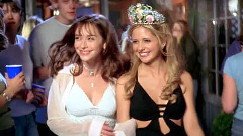 Jennifer Love Hewitt y Sarah Michelle Gellar en Sé lo que hicisteis el último verano Jennifer Love Hewitt y Sarah Michelle Gellar en Sé lo que hicisteis el último verano