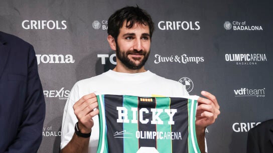 Rick Rubio posa con la camiseta del Joventut