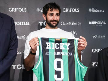 Rick Rubio posa con la camiseta del Joventut