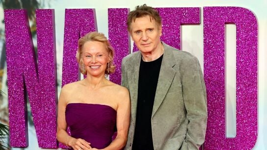 Pamela Anderson y Liam Neeson en la premiere en Londres de The Naked Gun