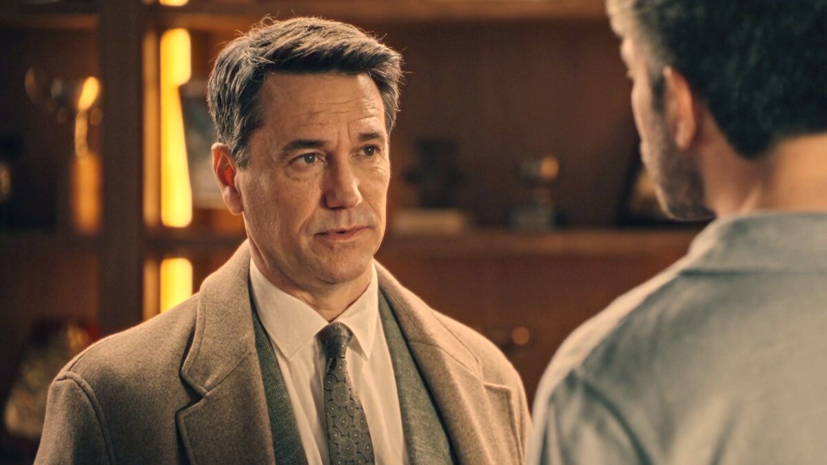 Andrés empieza a sospechar de las verdaderas intenciones de Gabriel y se  enfrenta a él: “No me fío de ti”