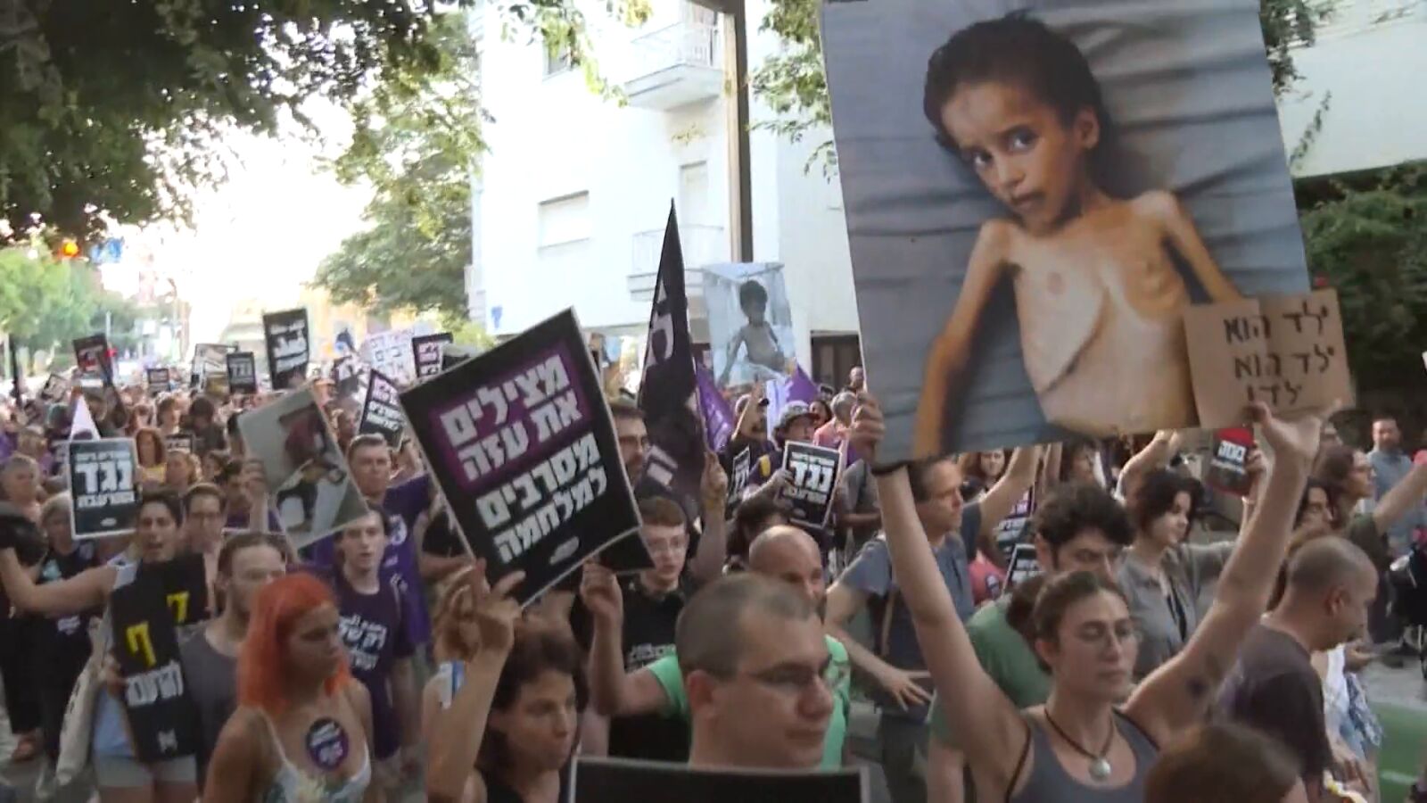 Cientos de personas protestan en Israel contra la hambruna en Gaza provocada por el bloqueo alimentario de Netanyahu