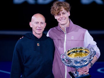 Umberto Ferrara posa junto a Sinner tras el Open de Australia 2025