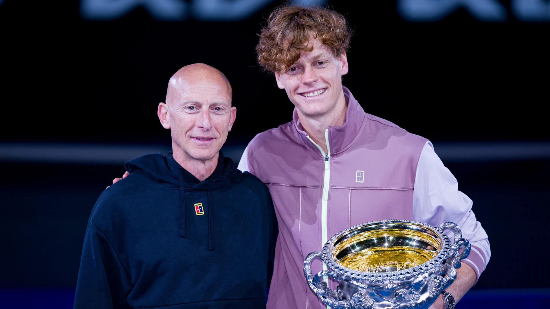 Umberto Ferrara posa junto a Sinner tras el Open de Australia 2025 Umberto Ferrara posa junto a Sinner tras el Open de Australia 2025