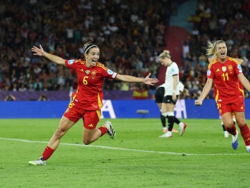 Aitana Bonmatí celebrando su gol ante Alemania