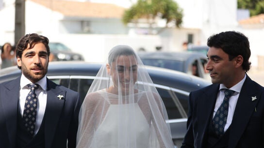 Claudia Jim&eacute;nez, con sus hermanos, el d&iacute;a de su boda