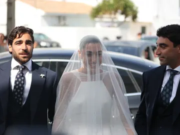 Claudia Jiménez, con sus hermanos, el día de su boda Claudia Jiménez, con sus hermanos, el día de su boda