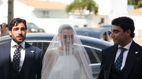 Claudia Jiménez, con sus hermanos, el día de su boda Claudia Jiménez, con sus hermanos, el día de su boda