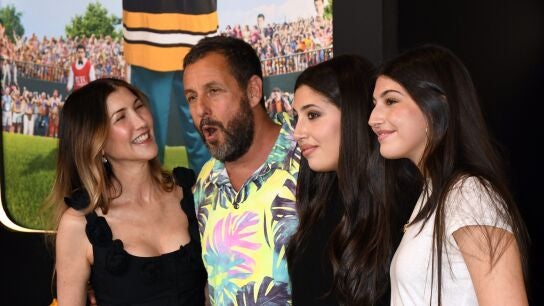 Adam Sandler con su mujer sy sus dos hijas en el estreno de Happy Gilmore 2