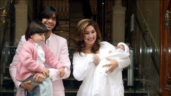 Javier Conde y Estrella Morente con sus hijos Curro y Estrella en 2005