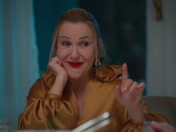 Leyla humilla a Rengin ante todos sin saber que est&aacute; en la mesa 