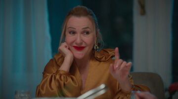Leyla humilla a Rengin ante todos sin saber que está en la mesa 