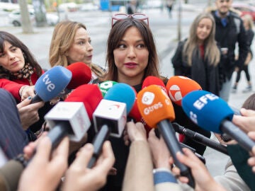 La actriz Elisa Mouliaá ofrece declaraciones a los medios a su llegada a los Juzgados de Plaza de Castilla, abril 2025