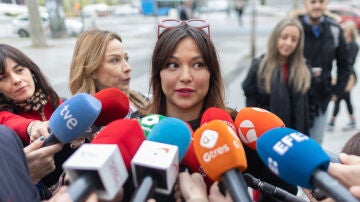 La actriz Elisa Mouliaá ofrece declaraciones a los medios a su llegada a los Juzgados de Plaza de Castilla, abril 2025