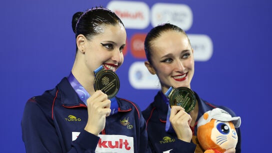Lilou Lluis e Iris Ti&oacute; posan con su oro