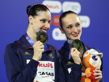 Lilou Lluis e Iris Tió posan con su oro Lilou Lluis e Iris Tió posan con su oro