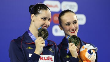 Lilou Lluis e Iris Tió posan con su oro