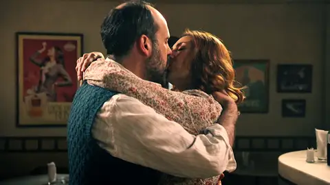 Manuela y Gaspar dan un paso más en su relación y… ¡se dejan llevar por la pasión! Manuela y Gaspar dan un paso más en su relación y… ¡se dejan llevar por la pasión!