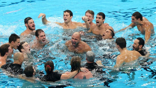 La selecci&oacute;n espa&ntilde;ola de waterpolo celebrando el t&iacute;tulo