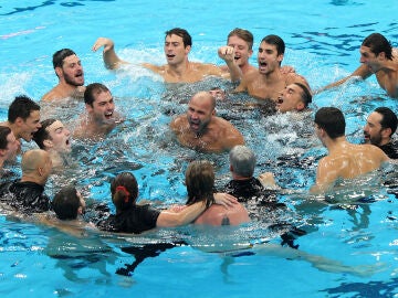 La selección española de waterpolo celebrando el título La selección española de waterpolo celebrando el título