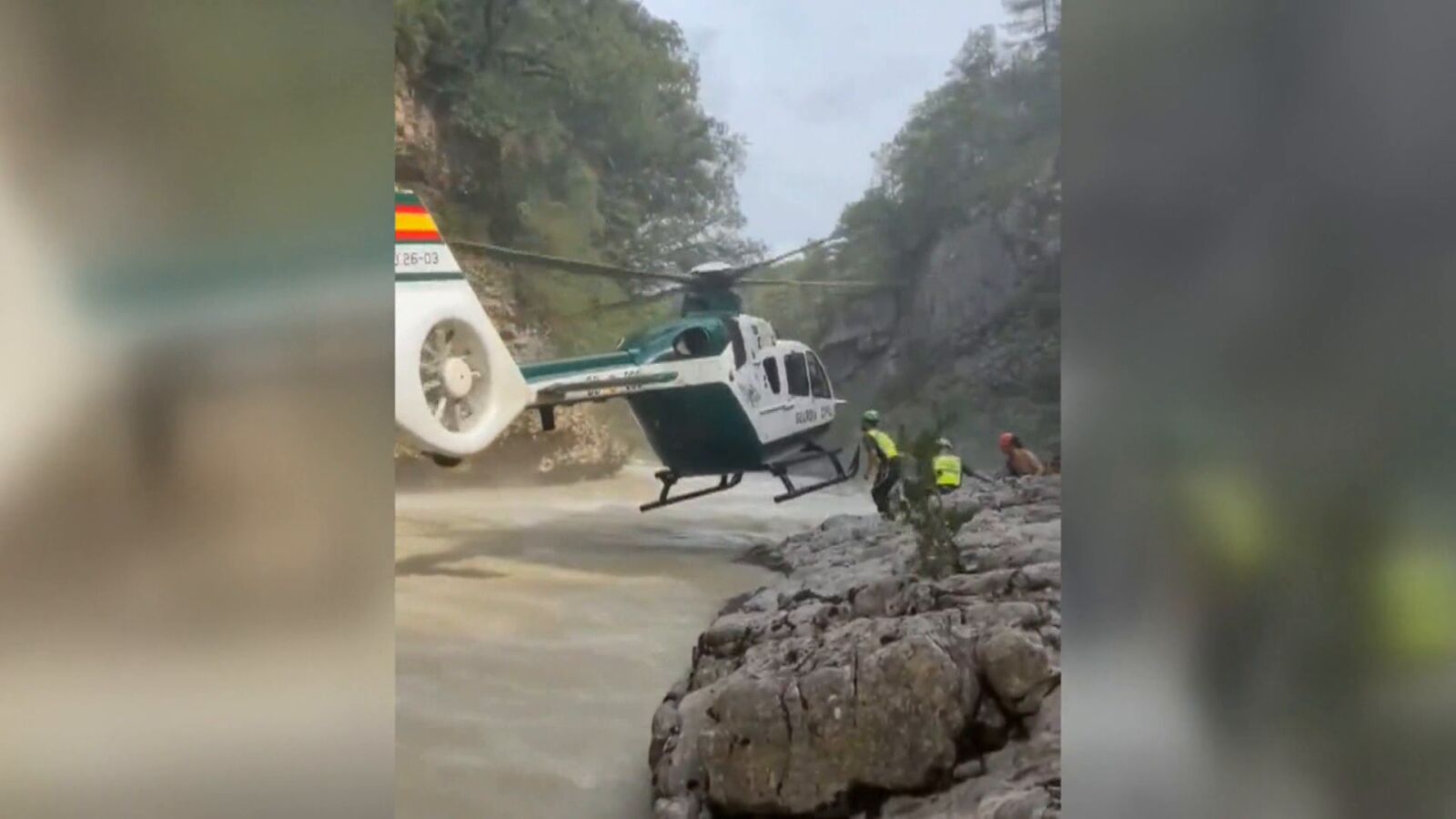 Video: Arriesgado rescate de la Guardia Civil a tres barranquistas belgas en Huesca
