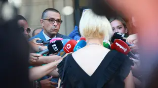 El abogado José Antonio Sires, y la mujer denunciante atienden a los medios de comunicación El abogado José Antonio Sires, y la mujer denunciante atienden a los medios de comunicación
