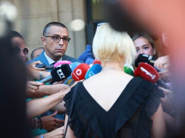 El abogado José Antonio Sires, y la mujer denunciante atienden a los medios de comunicación