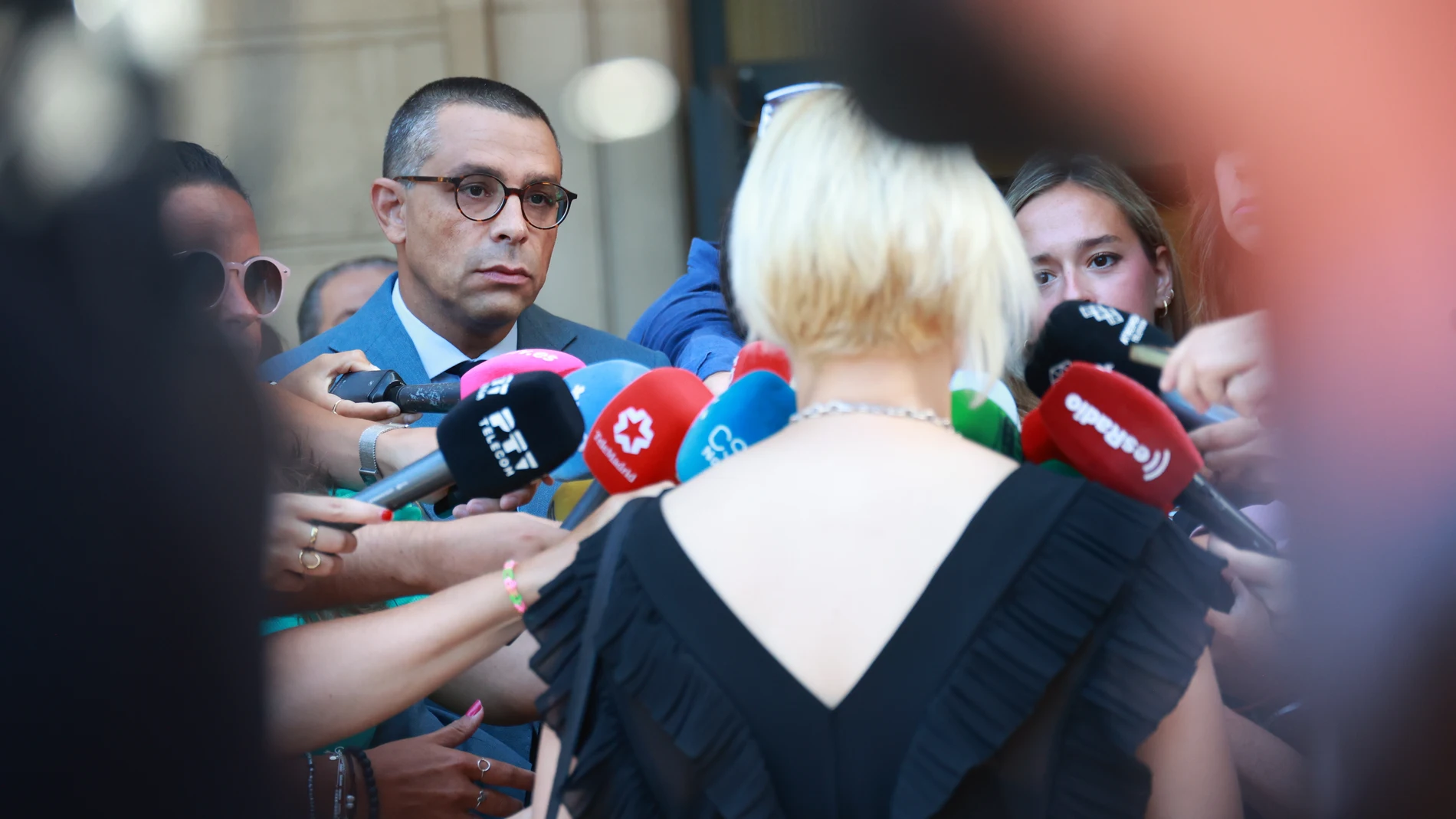 El abogado José Antonio Sires, y la mujer denunciante atienden a los medios de comunicación El abogado José Antonio Sires, y la mujer denunciante atienden a los medios de comunicación