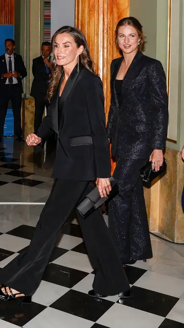 La princesa Leonor y la reina Letizia en los Premios Princesa de Asturias La princesa Leonor y la reina Letizia en los Premios Princesa de Asturias