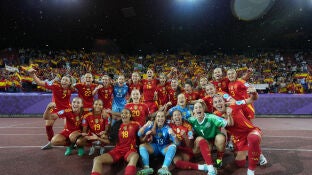 La selecci&oacute;n espa&ntilde;ola celebrando el triunfo ante Alemania