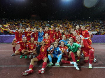 La selección española celebrando el triunfo ante Alemania